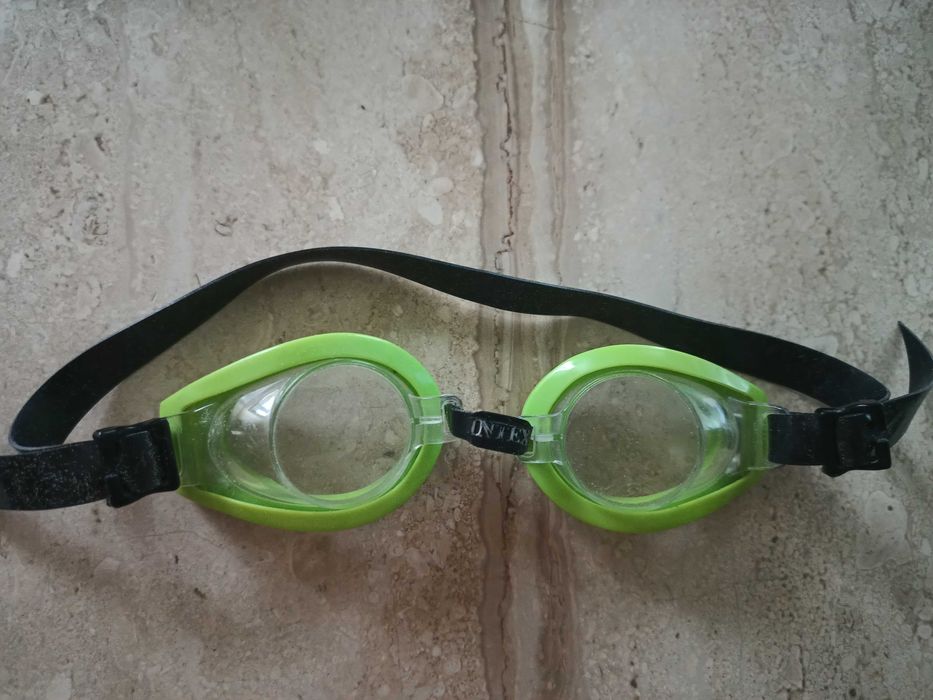 Продавам очила за плуване-INTEX