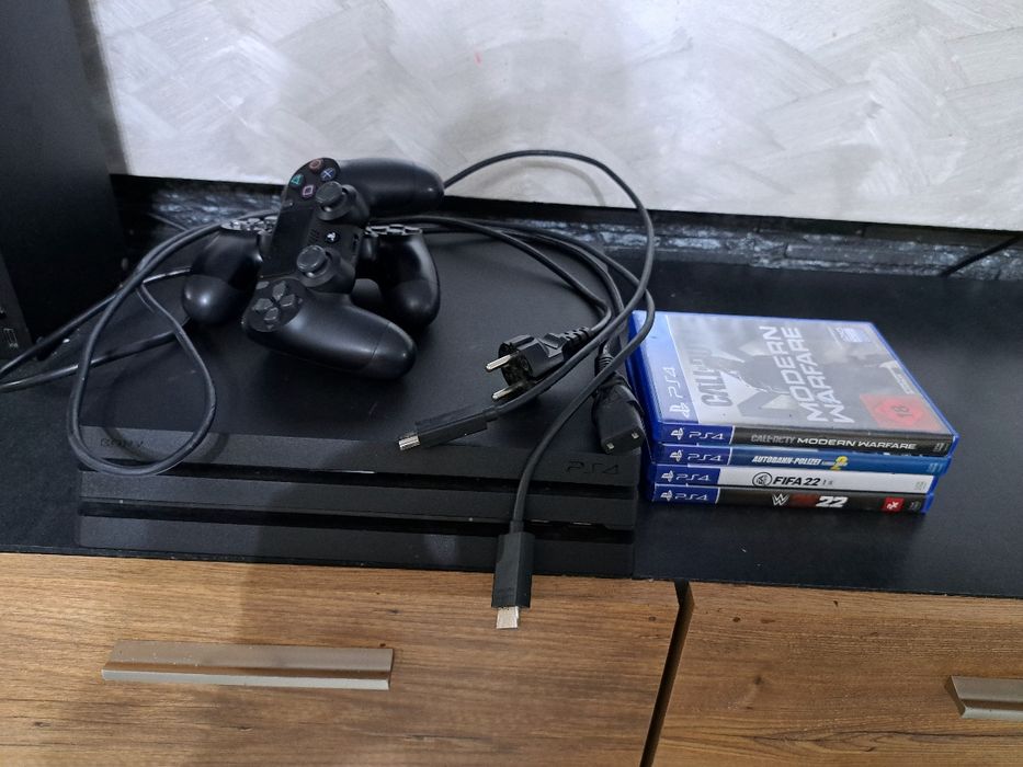 PlayStation 4 Pro 1tb+ 2 controllere+4 jocuri