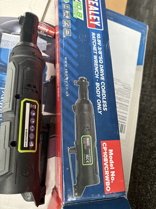 Акумулаторна тресчотка 3/8