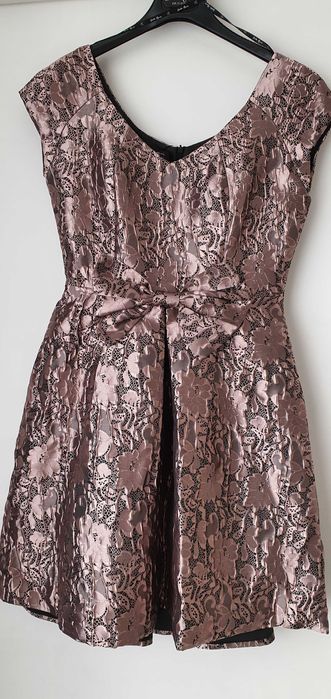 Официална рокля на испанския бранд "Carla Ruiz"/НОВА/