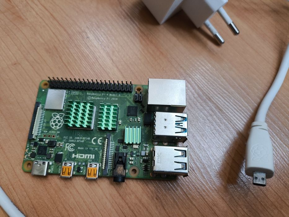 Raspberry Pi 4 Model B 4GB cu sursa originala si cablu HDMI