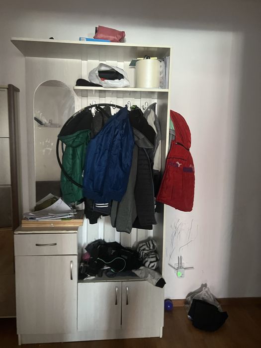 Прихожая с зеркалом в хорошем состоянии