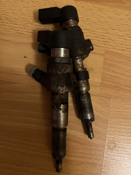 Vind 2 injectoare Ford Fiesta