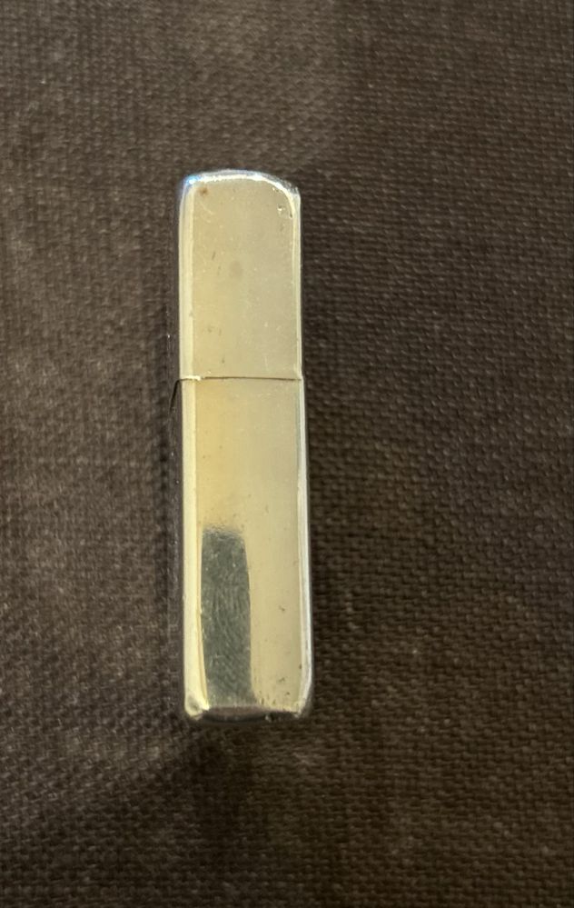 Vând bricheta originala Zippo 1999, din argint, cu insertie din 1999