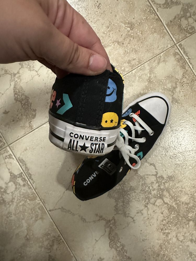 Продавам нови кецове Converse