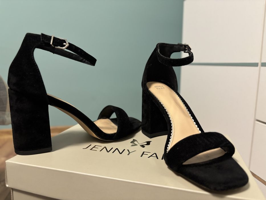 Черни велурени сандали на ток