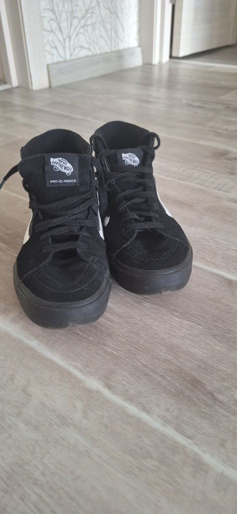Продаю высокие мокасины VANZ