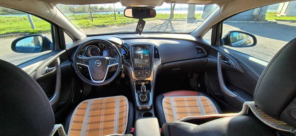 Vand Opel Astra J versiunea COSMO 1.7cdti, 110CP, fabricatie 2010