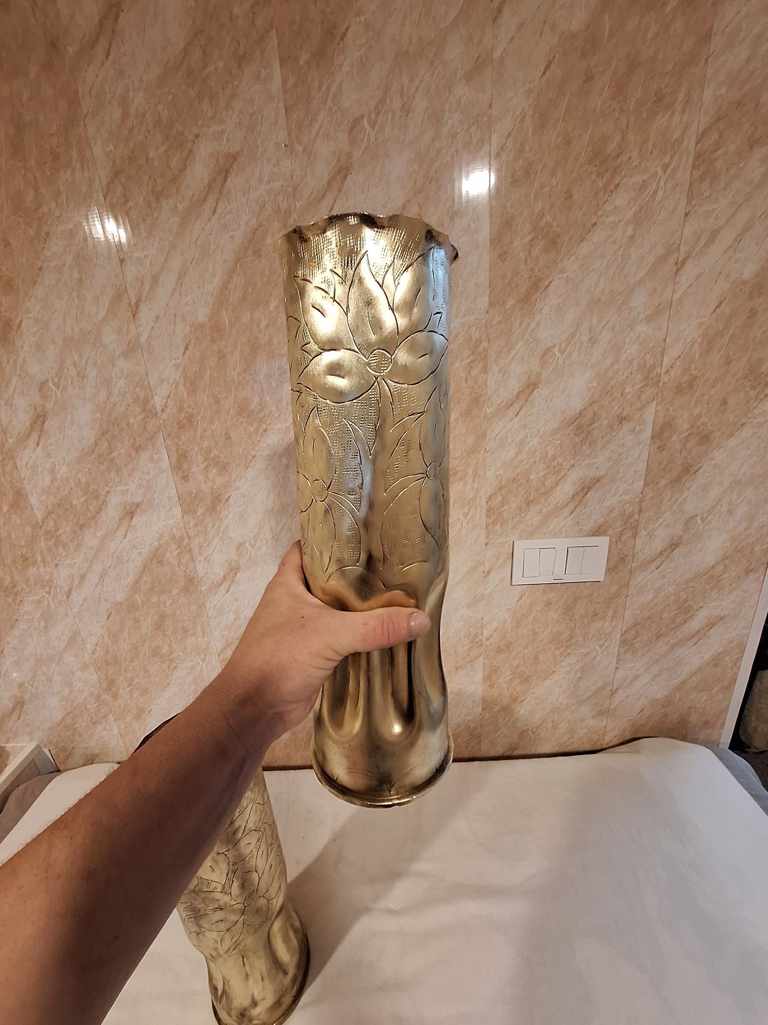 Огромни вази от гилзи