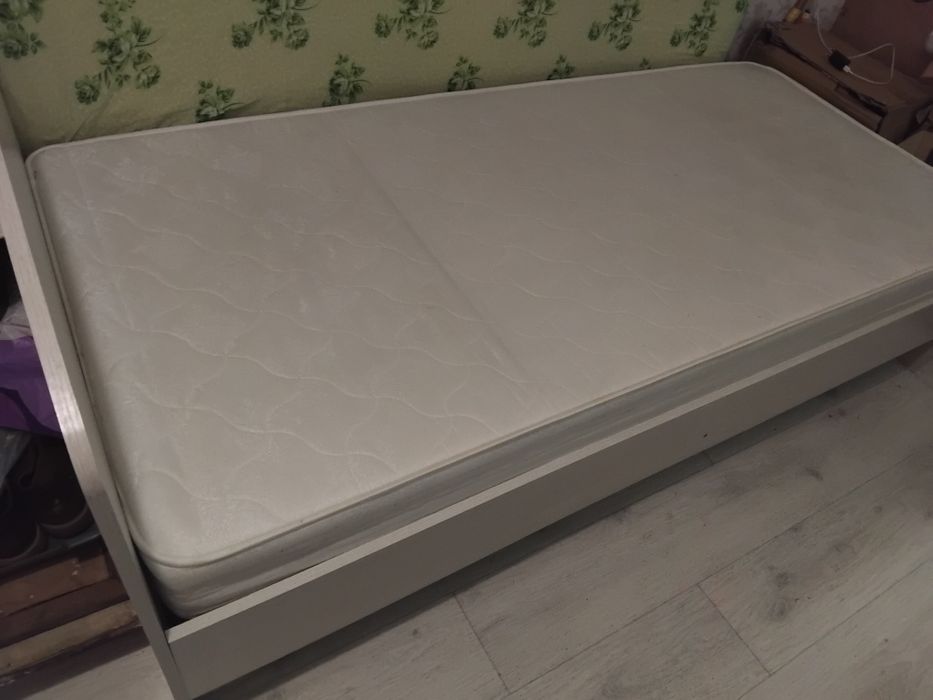 Продаётся кровать с матрасом