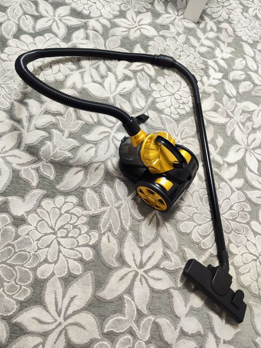 Aspirator fără sac Myria 700w