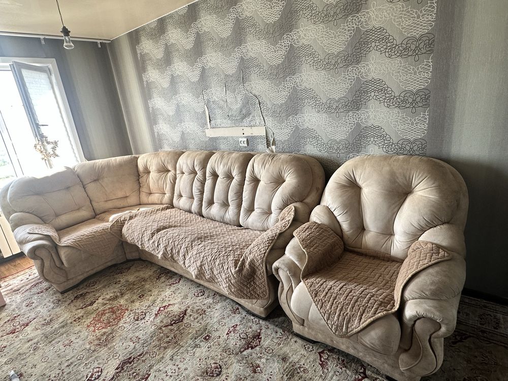 Продам угловой диван с креслом