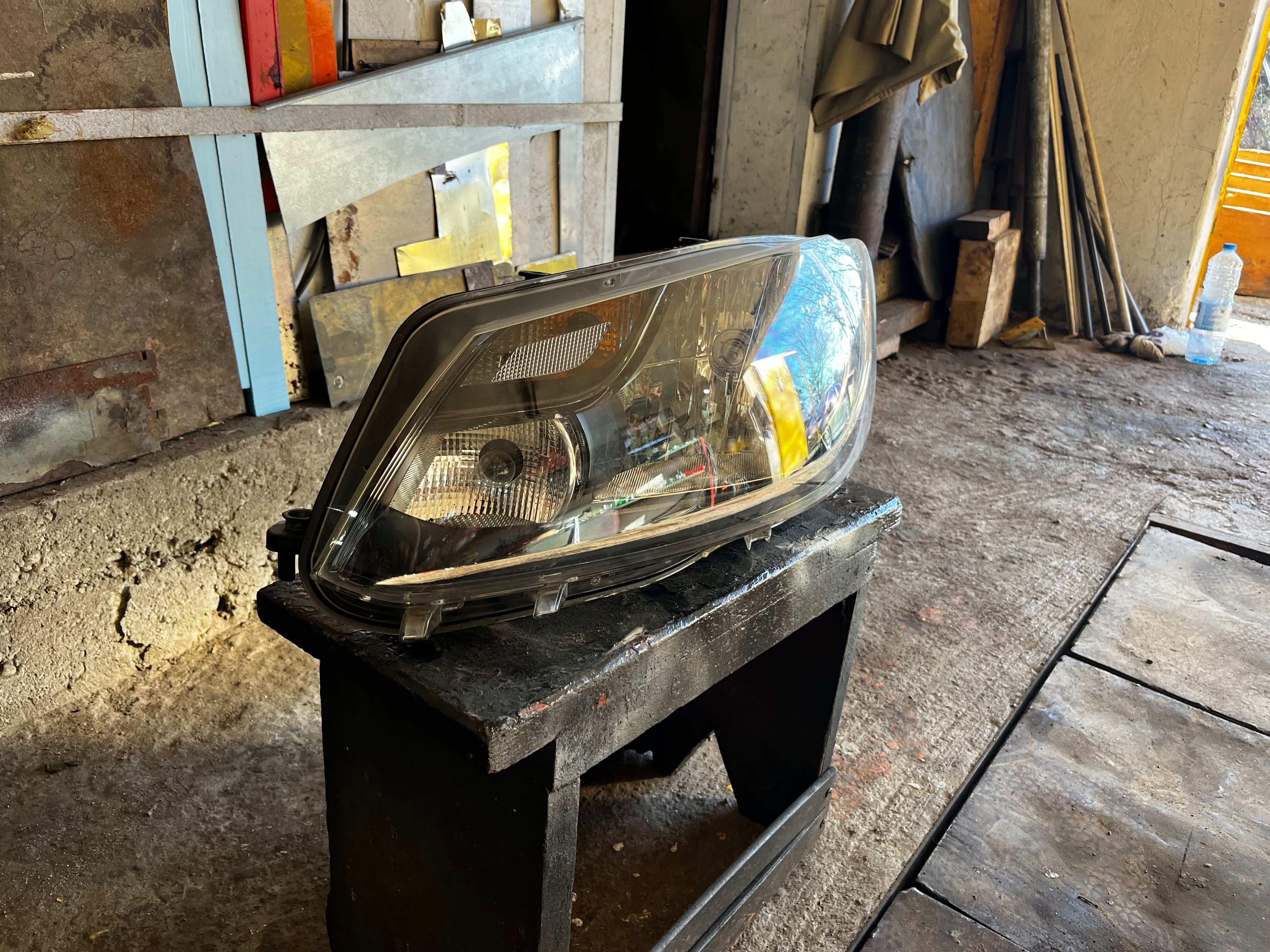 Фар за VW TOURAN (10-15г.)
VW CADDY III (10-15г.)