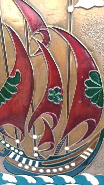 Голяма цветна медна пластика върху дървена основа