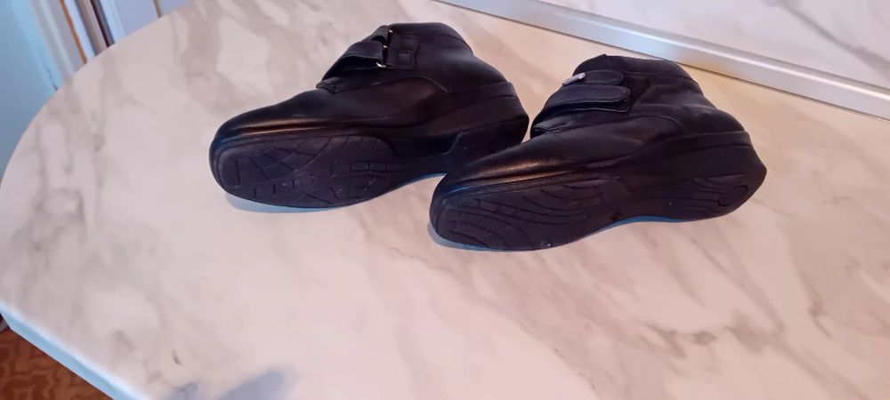 Дамски зимни боти от естествена кожа.