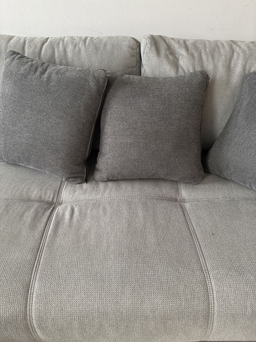 Canapea gri Mobexpert cu spatiu de depozitare si perne mici incluse