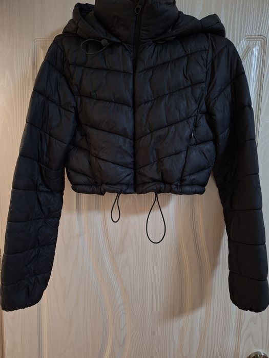 Късо черно якенце