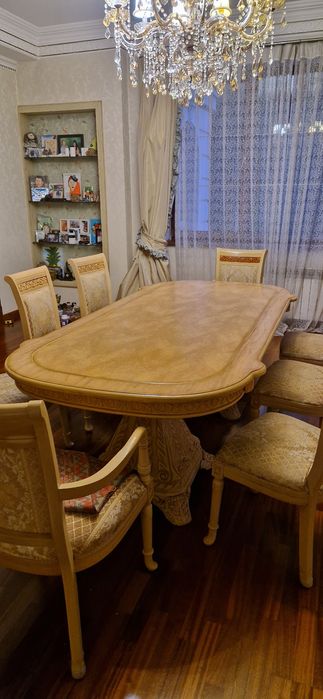 Почти новый стол 240/120/80. Дерево.8 стульев. Резная работа. Высокое