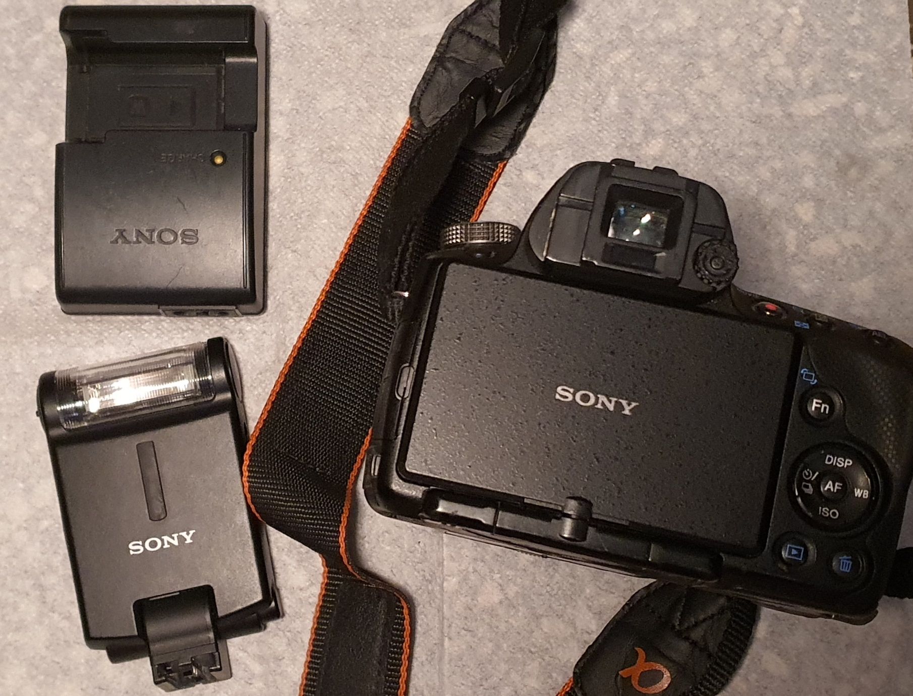 Sony Alpha SLT-A33 cu obiectiv si blitz extern, filmare fullhd