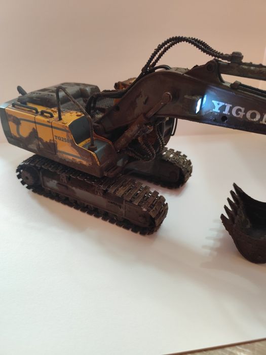 Vând excavator stilizat