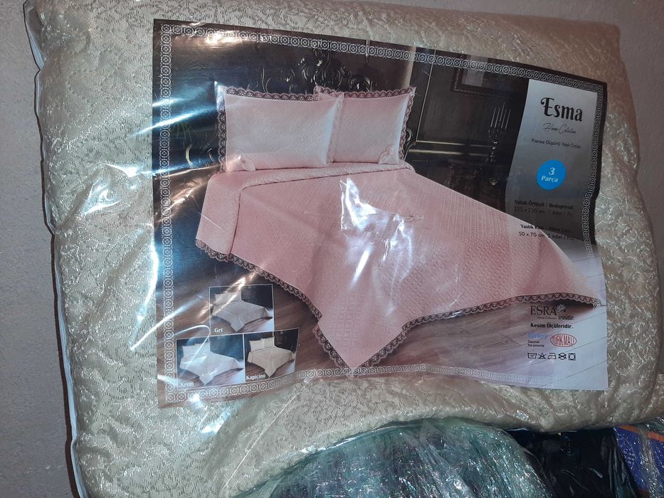 Луксозно покривало за спалня с дантели и панделки. Две калъфки