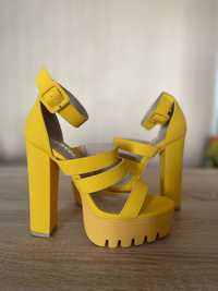 Жълти сандали с дебел ток и платформа