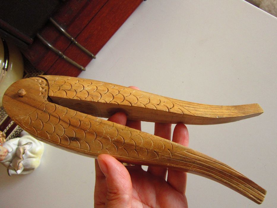 Cleste  pt spart alune si nuci Germania 1990