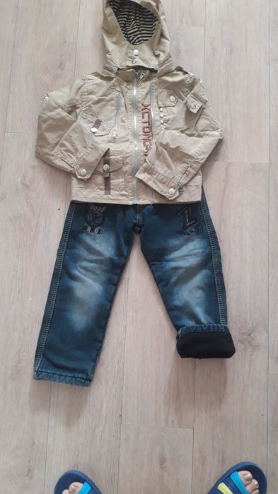 Ветровка с джинсами