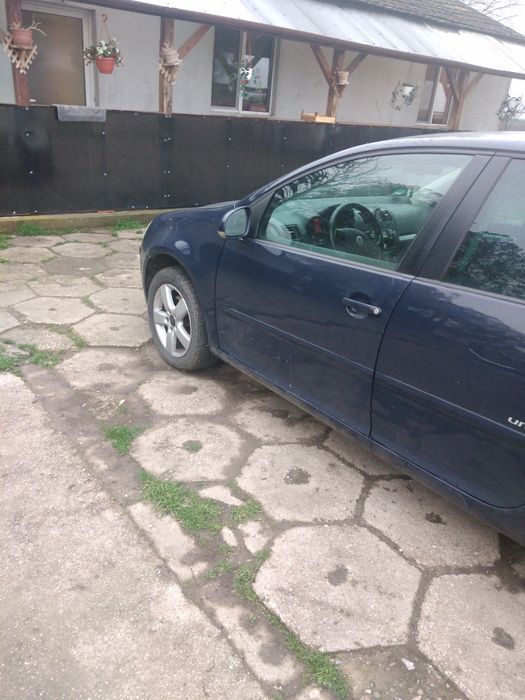 Golf v 2008 motor 1400 benzina. Senzori parcare încălzire scaune etc.