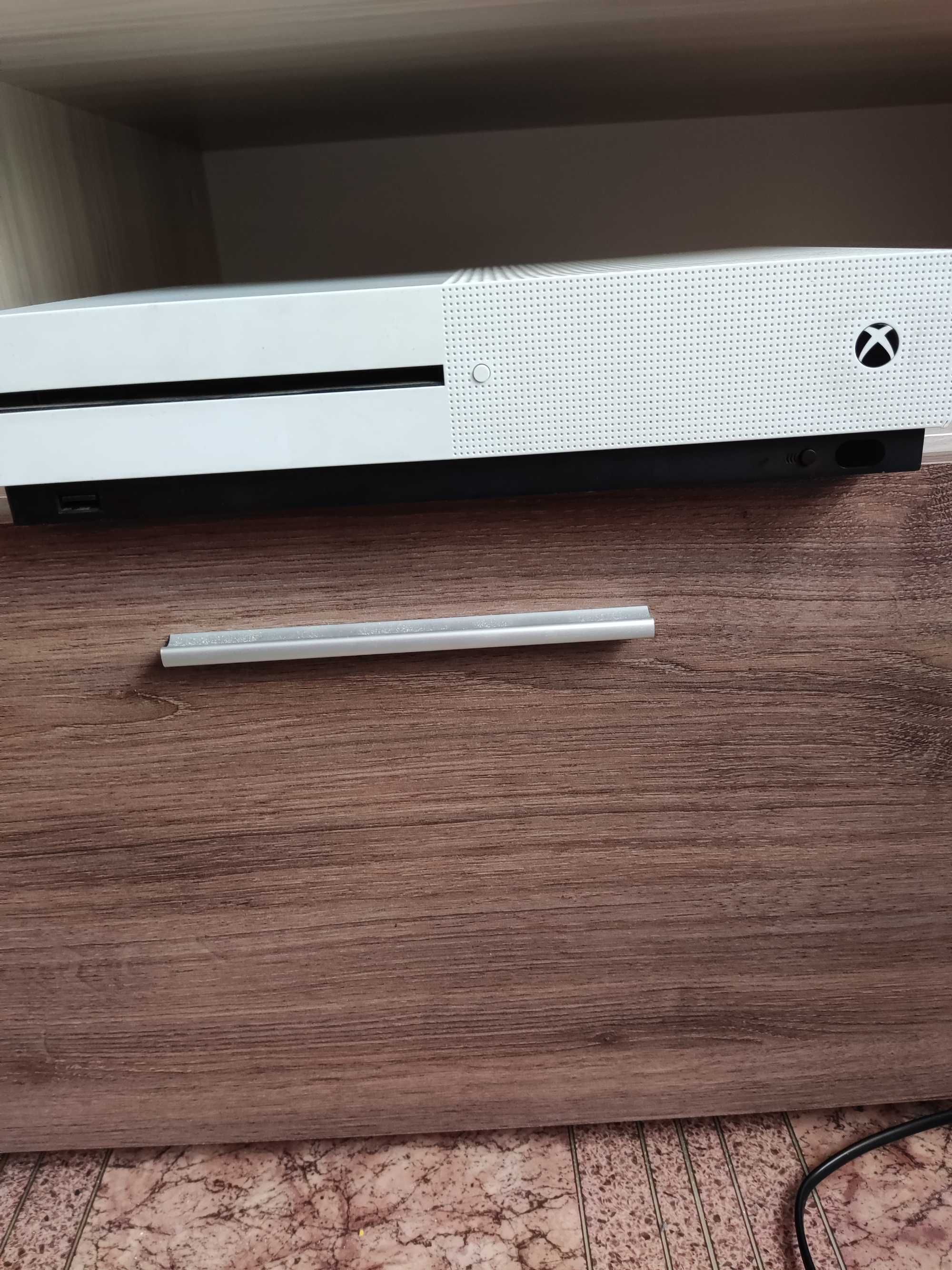 Xbox one S 1TB FC24 и много други игри