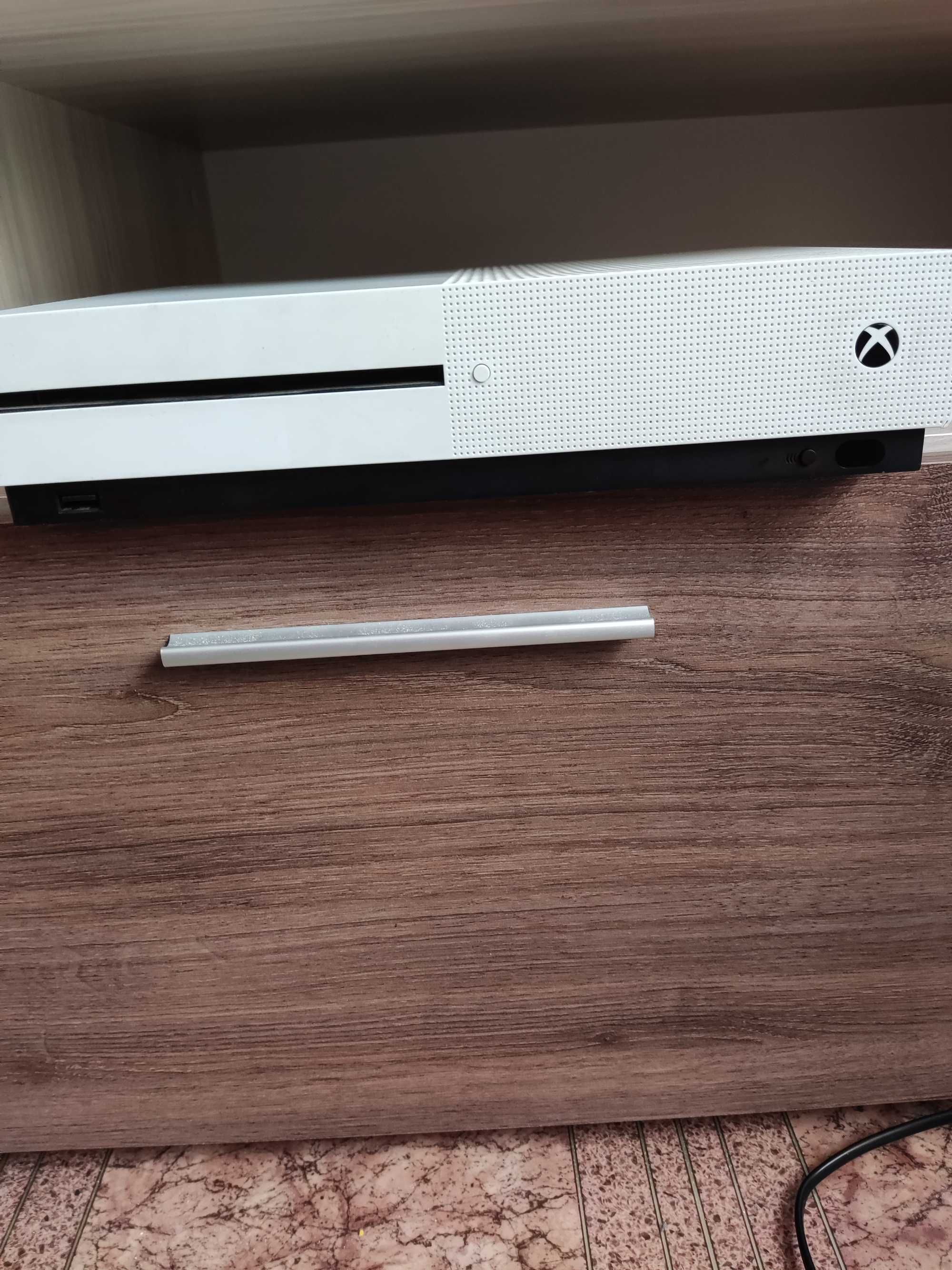 Xbox one S 1TB FC24 плюс платен абонамент