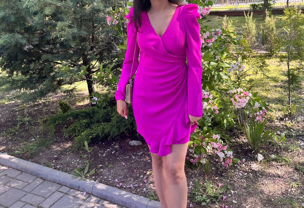 Къса розова рокля, която комбинира стил и свежа визия.