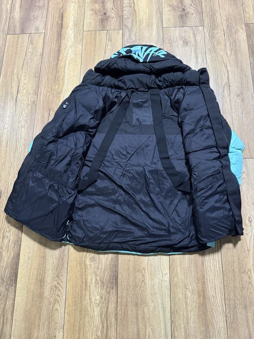 Syna World Logo Puffer Jacket – Black/Sky Blue