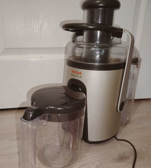 Vand storcător de fructe. Trimit în tara.