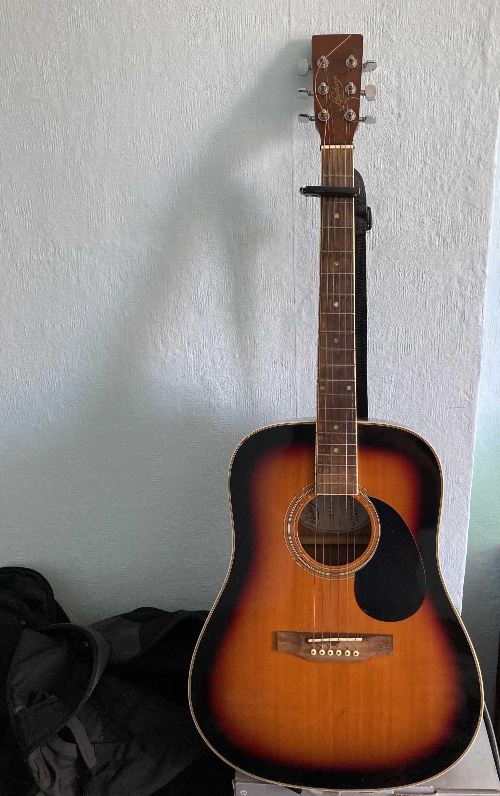 Продавам Акустична Китара Hudson с колан и капо