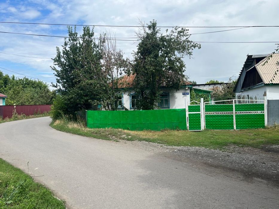 Үи сатылады. Жолдың бойында