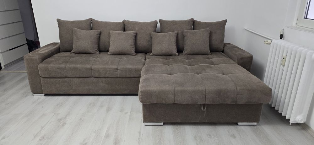 Coltar extensibil impecabil cu spațiu depozitare (perne incluse)