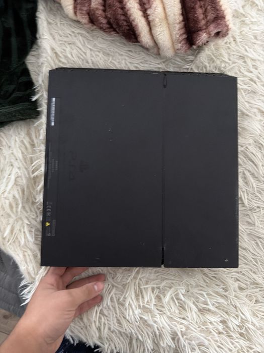 Vand playstation 4 cu 2 contrrolere