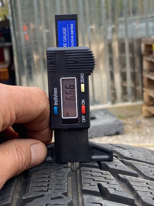 235/65/17 Нокиан Зимни