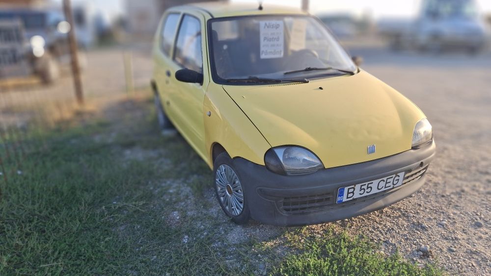 Jucărie galbenă de oraș