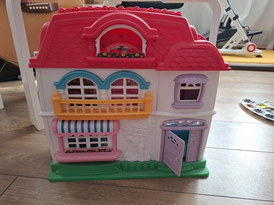 Vând căsuța cu accesorii si 2 personaje