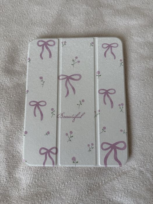 Husă iPad 11 2025 alba cu fundițe roz