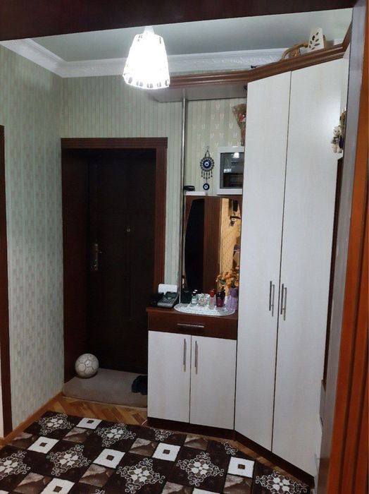 Срочно Продаётся 2 х комнатная квартира на 2 этаже в кирпичном доме .