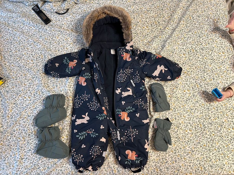 Combinezon H&M mărimea 74 cu botoșei și mănuși, noi