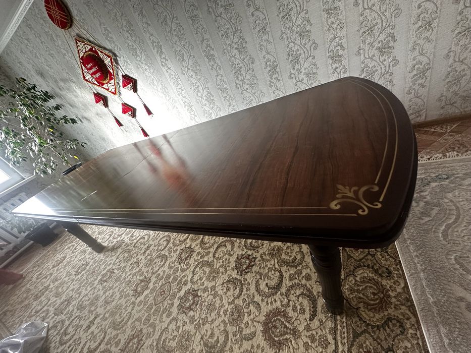 Продам гостевой стол.