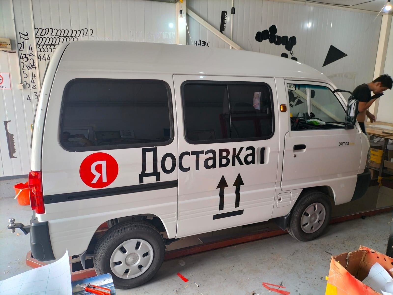 Брендирование наклейка Яндекс грузовой