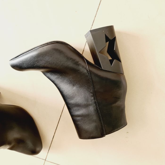 Боти на висок ток