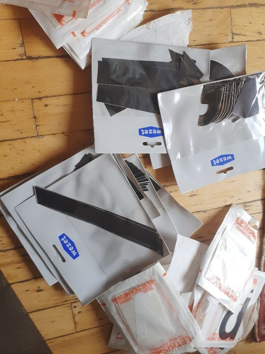 Комплект над 1000 самозалепешти се букви и цифри.