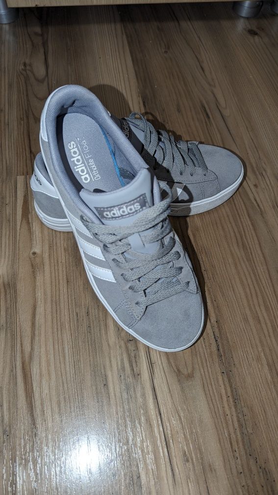 Adidasi Adidas piele intoarsa