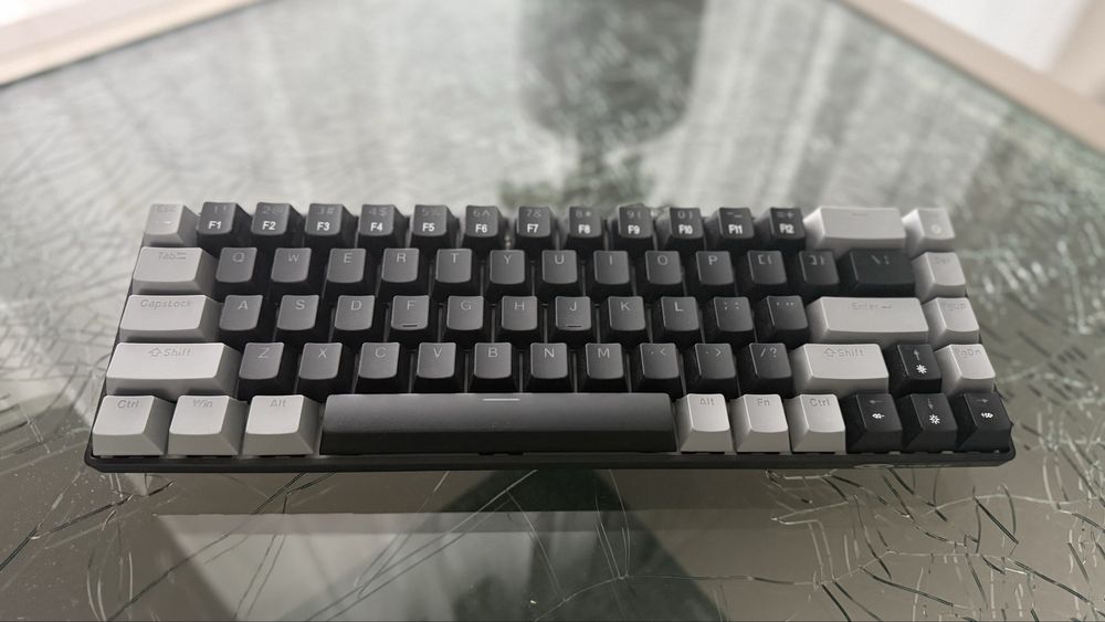 Tastatura Mecanica Gaming Timebox 60%,design negru-gri cu LED-uri RGB.